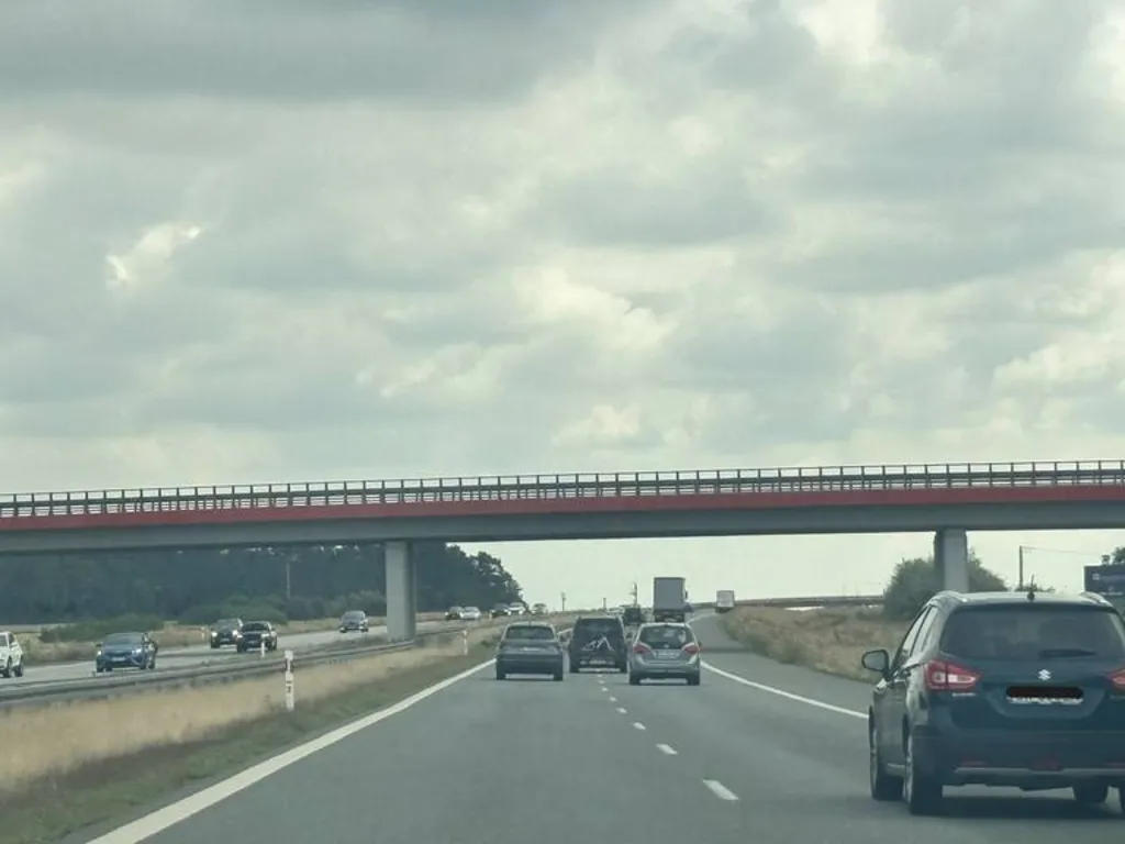 Czy podczas wyprzedzania po zmianie pasa ruchu masz obowiązek wyłączyć kierunkowskaz?