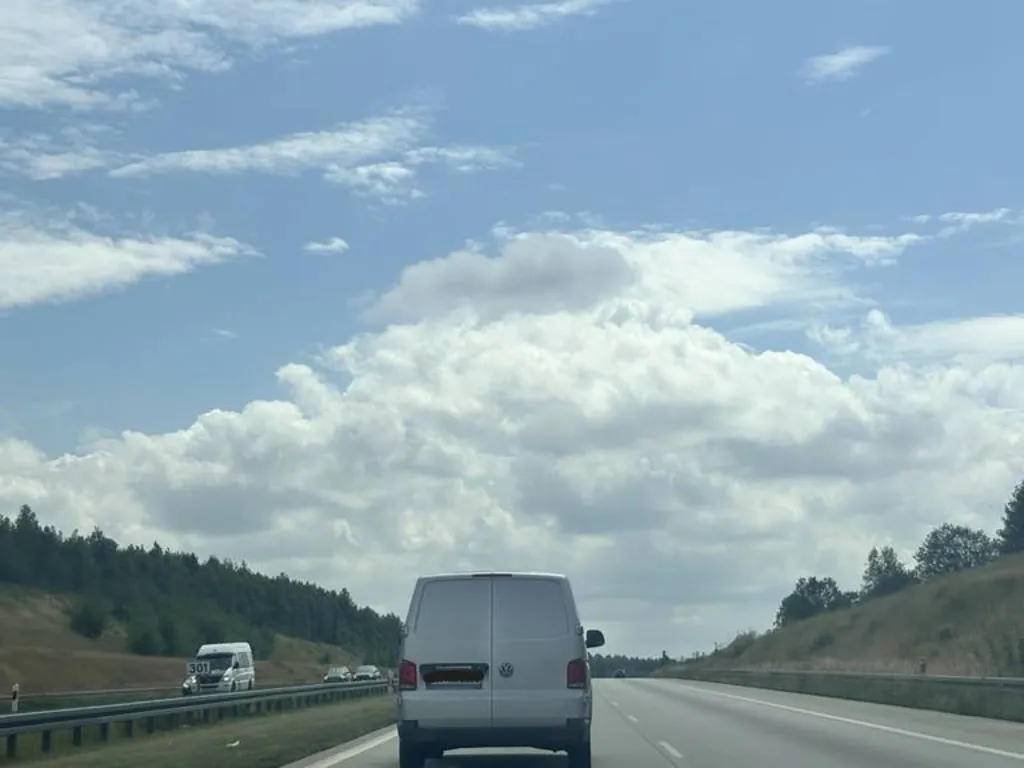 Czy podczas wyprzedzania z prawej strony na drodze ekspresowej dwujezdniowej samochodem osobowym z przyczepą możesz przekroczyć prędkość 80 km/h?