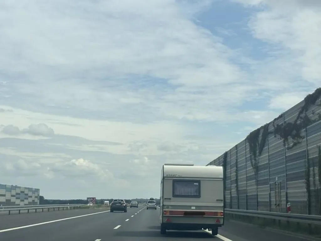 Czy podczas wyprzedzania na autostradzie samochodem osobowym z przyczepą lekką możesz przekroczyć prędkość 80 km/h?