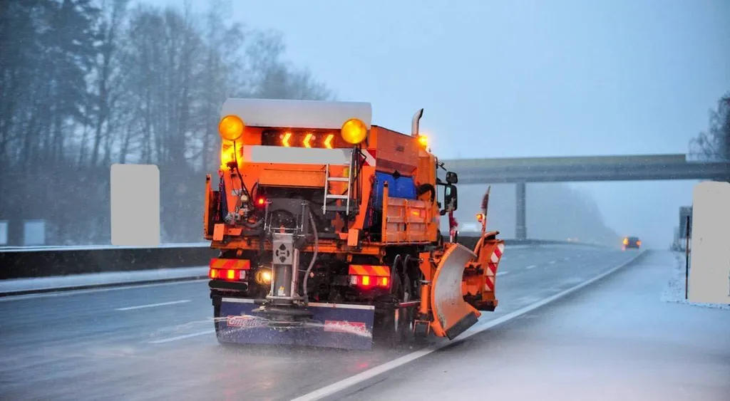 Czy kierujący samochodem ciężarowym o maksymalnej masie całkowitej większej niż 3,5 t poruszając się po autostradzie może wyprzedzić widoczny na zdjęciu pojazd, który wykonuje prace porządkowe i wysyła żółte sygnały błyskowe?