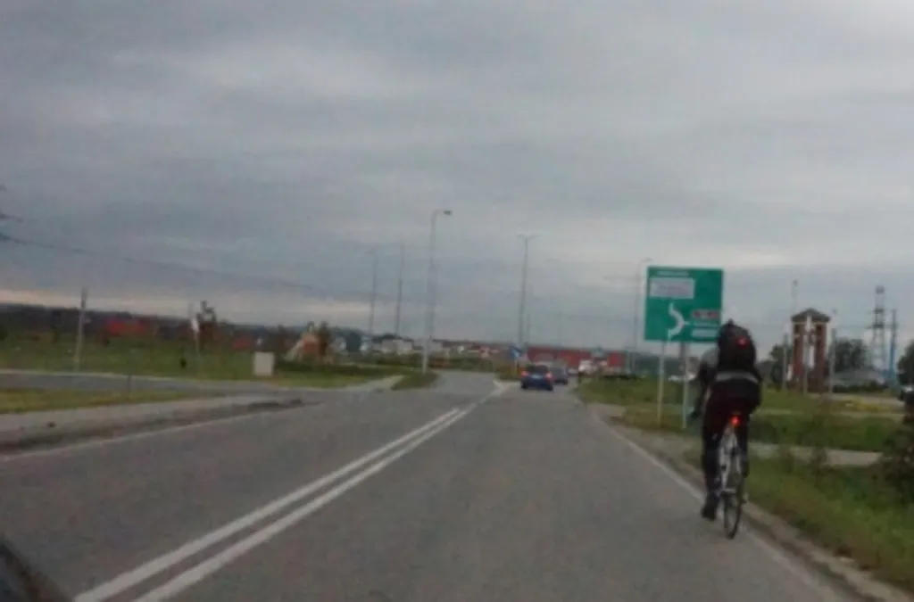 Czy w przedstawionej sytuacji, podejmując decyzję o wyprzedzaniu rowerzysty,  masz obowiązek wziąć pod uwagę konieczność zachowania odstępu bocznego co najmniej  1 m, nawet gdyby Twoim zdaniem odstęp mniejszy byłby bezpieczny ?