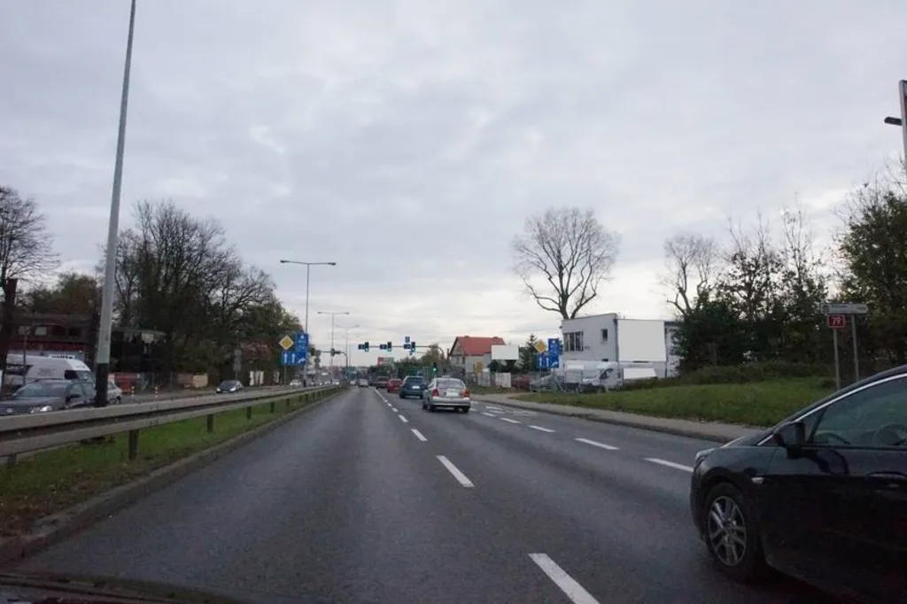 Czy w przedstawionej sytuacji możesz wyprzedzić po lewej stronie wolno jadący środkowym pasem ruchu pojazd?
