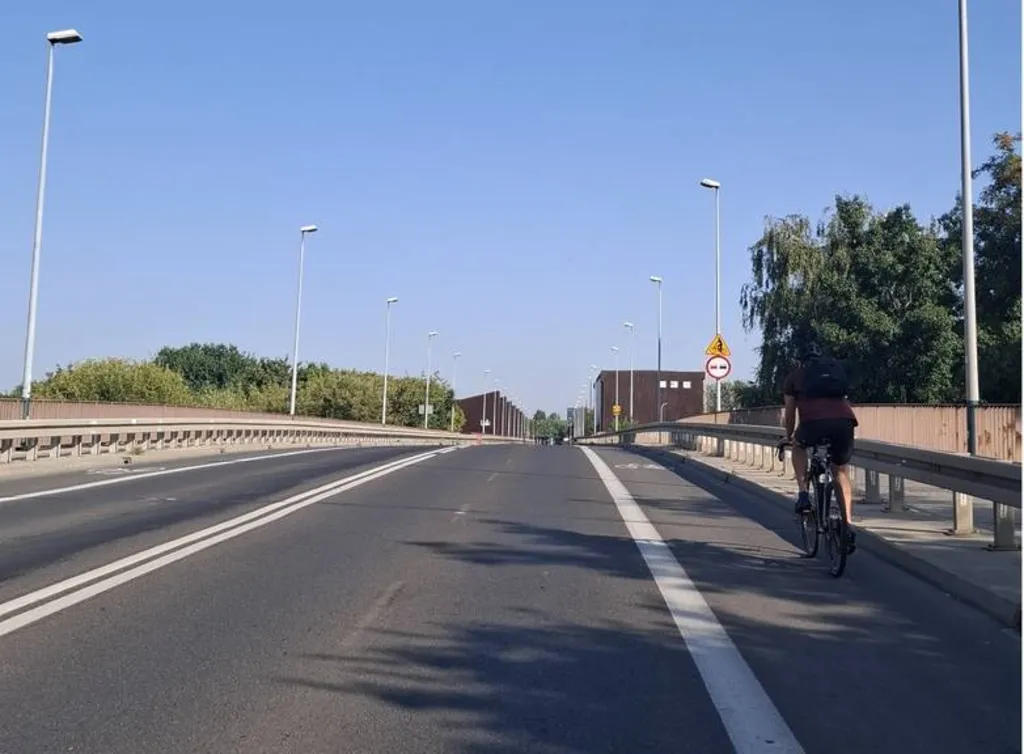 Czy w przedstawionej sytuacji mimo wyznaczenia pasa ruchu dla rowerów, przy wyprzedzaniu rowerzysty występuje obowiązek zachowania szczególnej ostrożności ?
