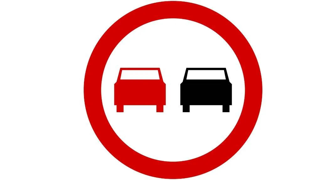 Czy prowadząc pojazd silnikowy obowiązuje Cię za tym znakiem zakaz wyprzedzania autobusu?