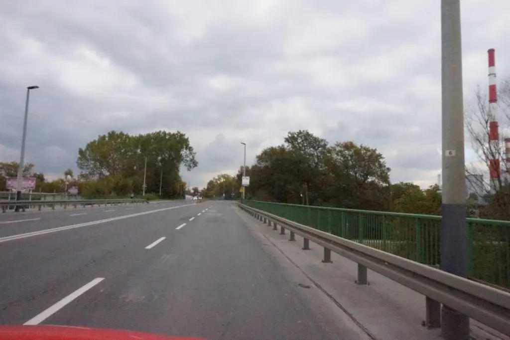 Czy na tej dwukierunkowej jezdni na obszarze zabudowanym, dopuszczalne jest wyprzedzanie z prawej strony?