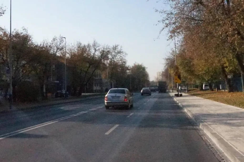 Czy w przedstawionej sytuacji, na obszarze zabudowanym, wolno Ci wyprzedzić pojazd z jego prawej strony?