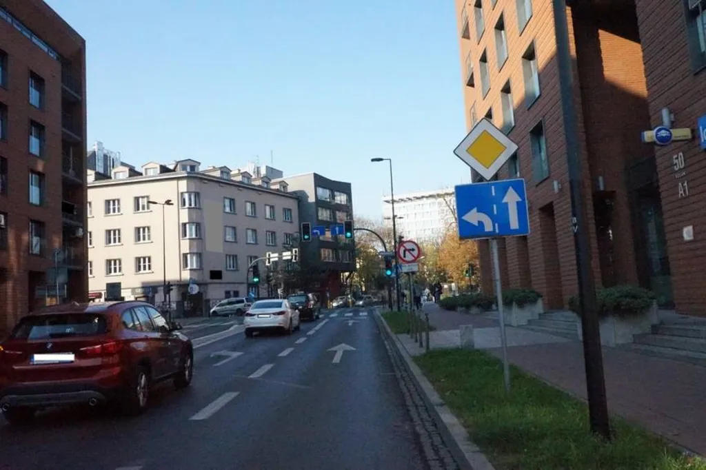 Czy w przedstawionej sytuacji, jadąc prawym pasem ruchu zabronione jest wyprzedzanie pojazdów jadących sąsiednim pasem ruchu ?