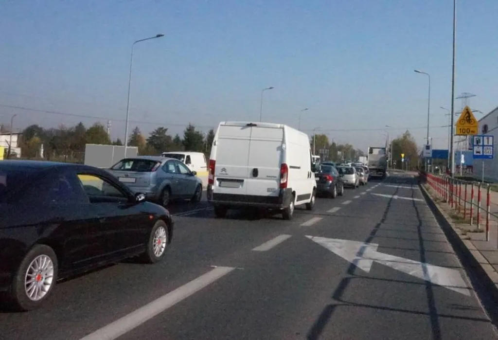 Czy w przedstawionej sytuacji chcąc zrealizować tzw. zasadę suwaka możesz wyprzedzić jadące obok samochody?