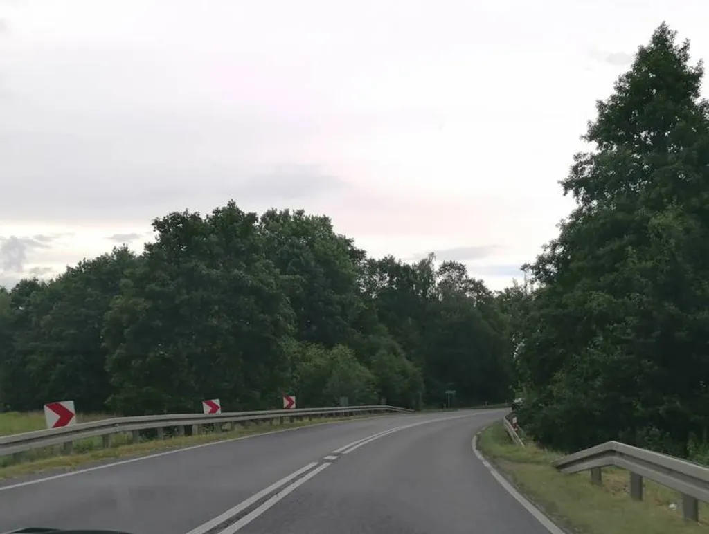 Czy nadmierna prędkość, przy wjeździe w widoczny zakręt, może spowodować utratę panowania nad pojazdem?