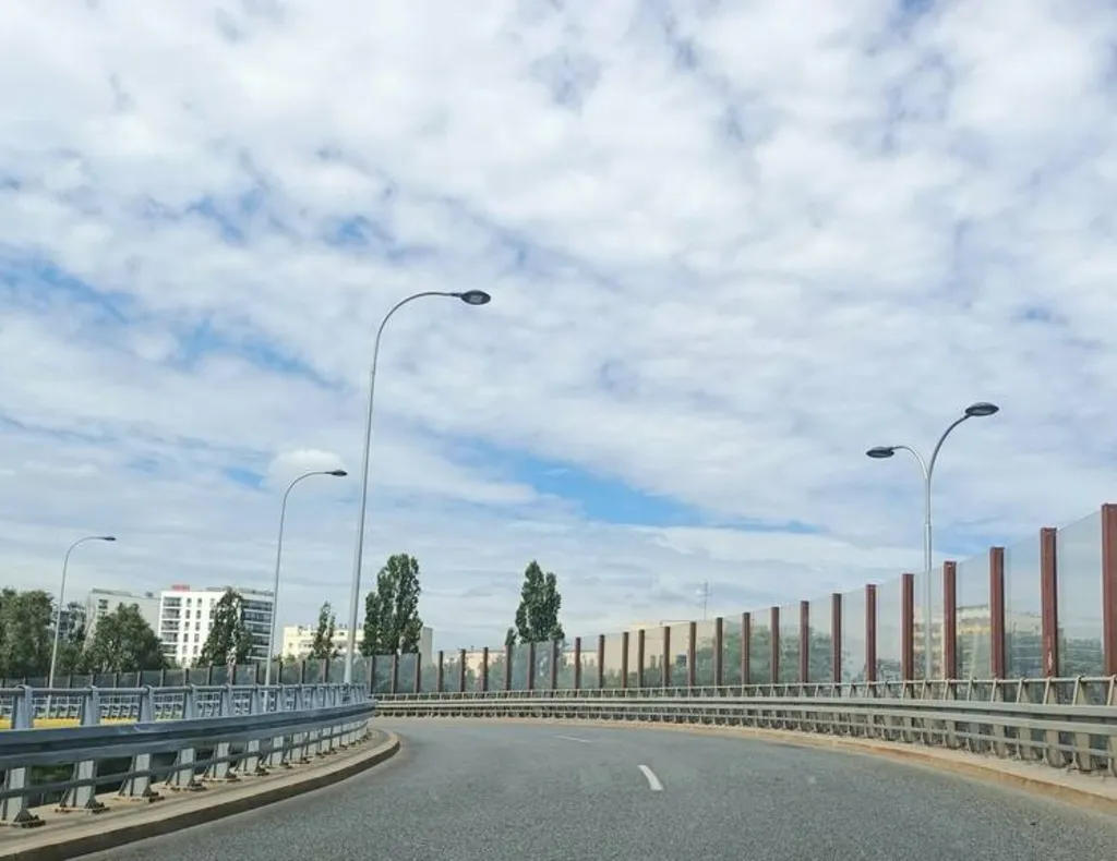 Czy nadmierna prędkość przy wjeździe w taki zakręt, może spowodować utratę panowania nad pojazdem, nawet w przypadku suchej nawierzchni jezdni?