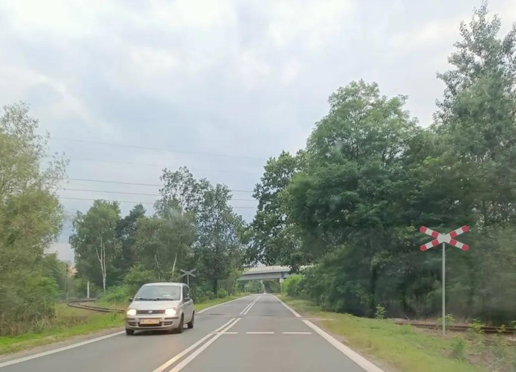 Czy kierujący pojazdem, zbliżając się do widocznego przejazdu kolejowego, powinien jechać z prędkością zapewniającą możliwość zatrzymania pojazdu przed tym przejazdem ?