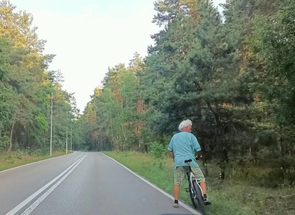 Czy niezachowanie  odpowiedniego odstępu podczas wyprzedzania rowerzysty może doprowadzić rowerzystę do utraty panowania nad swoim pojazdem oraz innych poważnych konsekwencji?