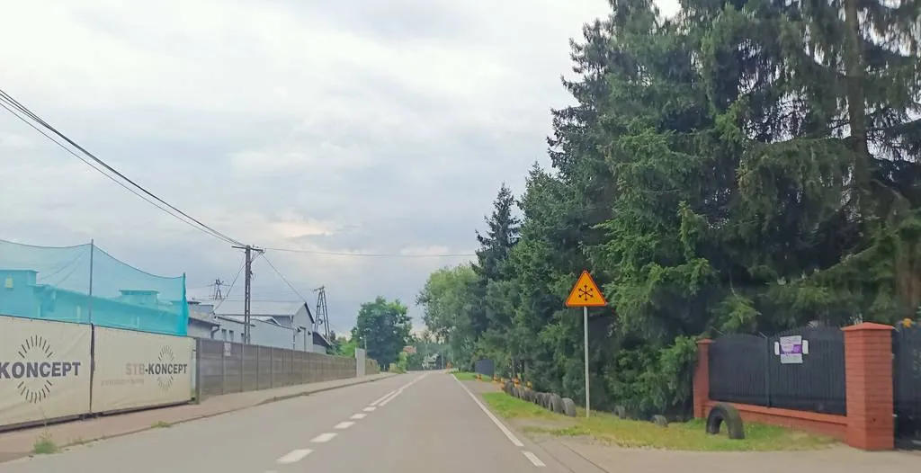 Czy, kierując pojazdem na drodze za tym znakiem, powinieneś uwzględnić możliwość wystąpienia oszronienia jezdni lub gołoledzi i w związku z tym zmniejszyć prędkość, żeby nie utracić panowania nad pojazdem?”