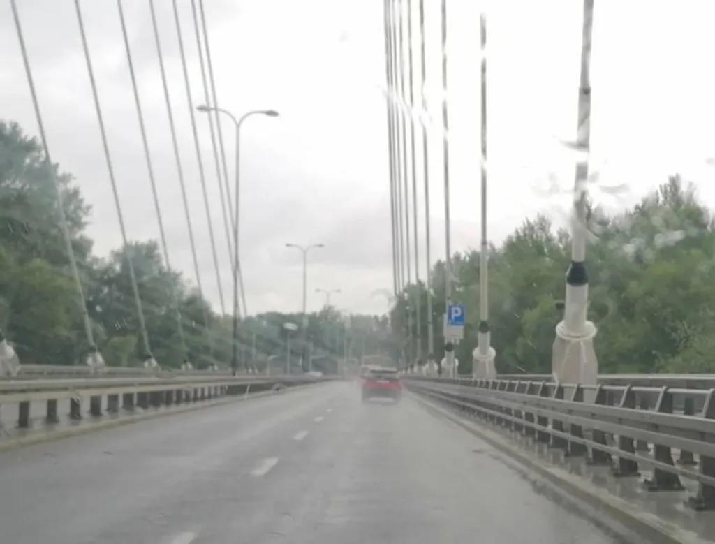 Czy wjeżdżając na most po ustaniu opadów atmosferycznych, przy doborze prędkości, powinieneś wziąć pod uwagę, że nawierzchni drogi może być mokra dłużej niż na innych odcinkach drogi ?