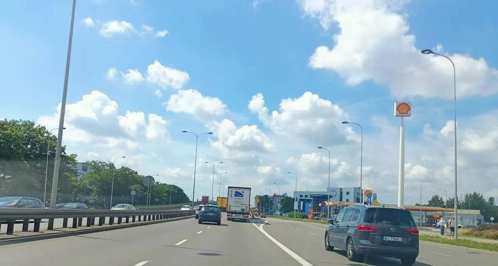Czy kierujący pojazdem, przy doborze prędkości jazdy powinien brać pod uwagę natężenie ruchu?