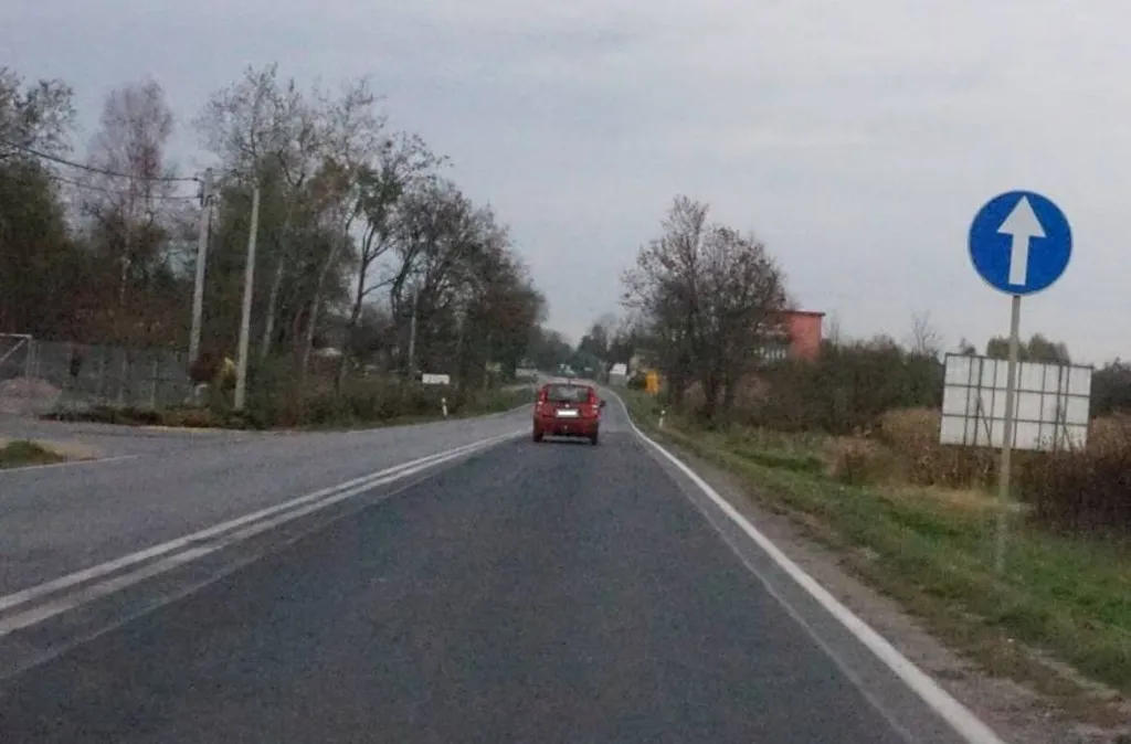 Czy przewożąc osobę niepełnosprawną legitymującą się kartą parkingową wolno Ci na tym skrzyżowaniu skręcić w drogę znajdującą się po lewej stronie?