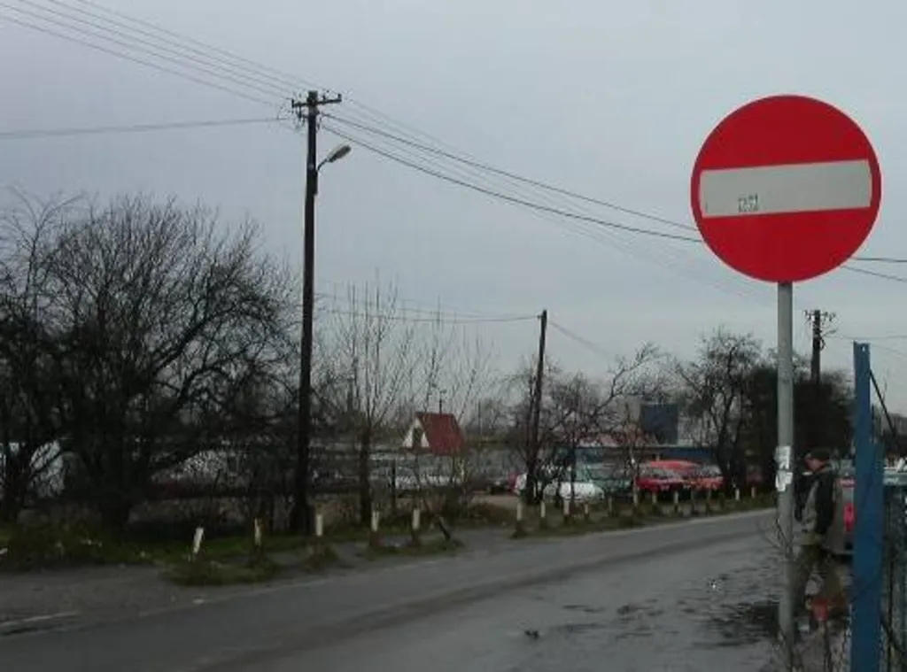 Czy przewożąc osobę niepełnosprawną legitymującą się kartą parkingową wolno Ci wjechać na drogę oznaczoną tym znakiem?