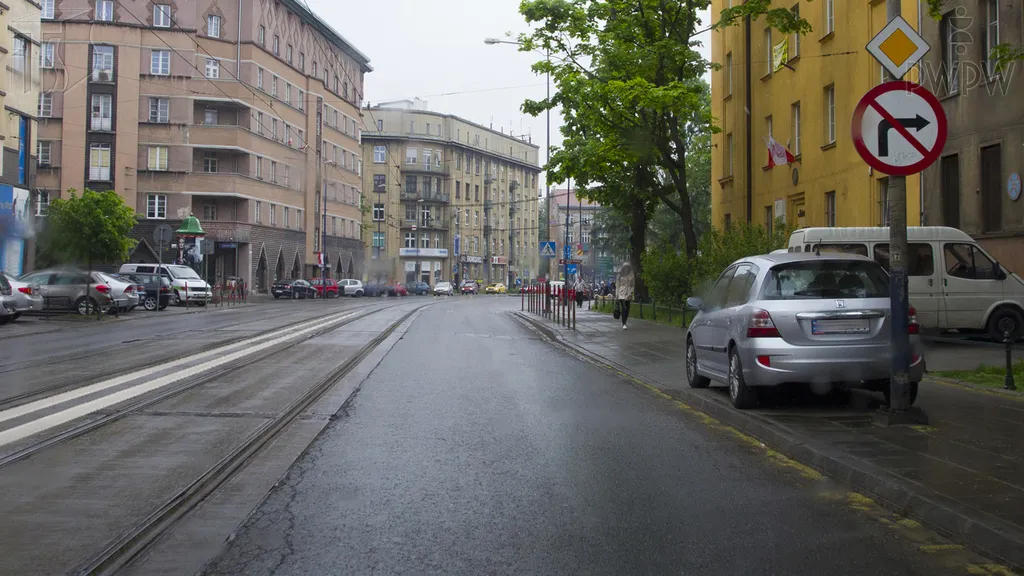 Czy zajmujesz właściwy pas ruchu, jeśli na najbliższym skrzyżowaniu zamierzasz skręcić w lewo?
