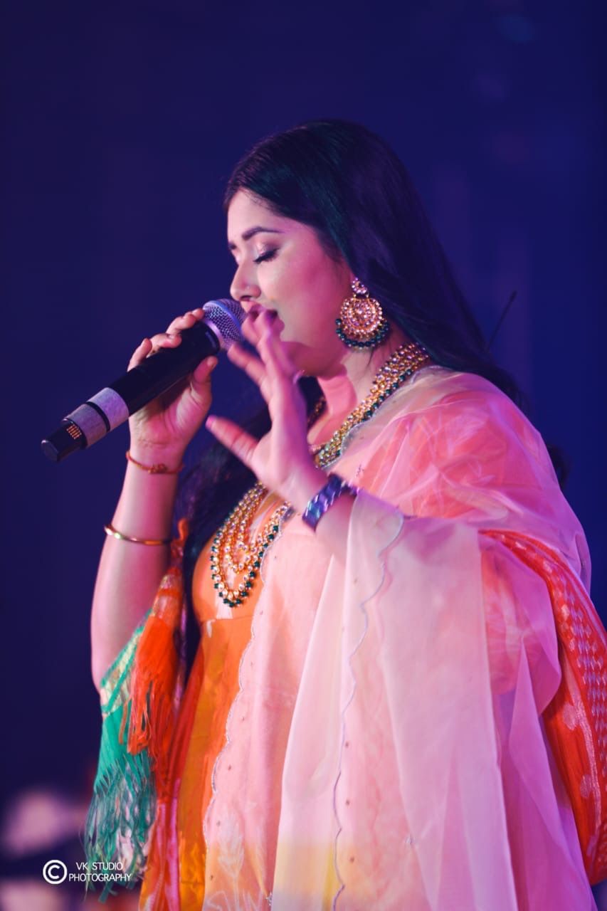 Ishita Vishwakarma performing