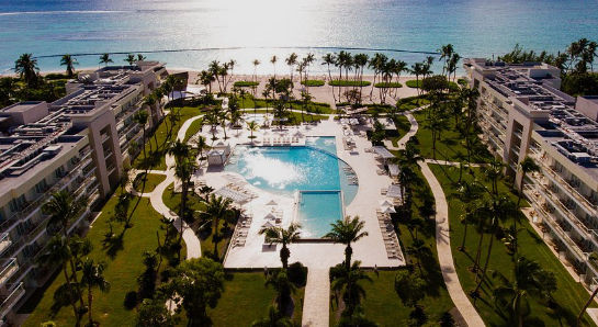 Vista aérea del hotel Westin Puntacana Resort & Club con su piscina central, jardines tropicales y playa privada frente al mar Caribe en Punta Cana.