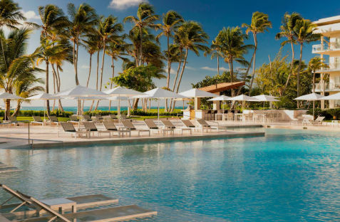 Vista aérea del hotel Westin Puntacana Resort & Club con su piscina central, jardines tropicales y playa privada frente al Mar Caribe en Punta Cana.