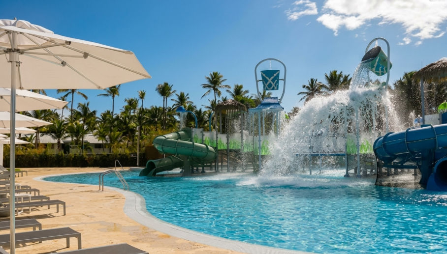 Parque acuático con piscina y toboganes para niños en el hotel Melia Caribe Tropical All Inclusive, Punta Cana.