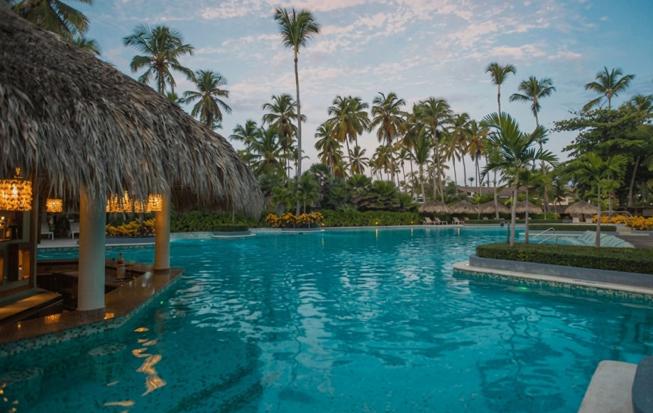 Vista de la piscina principal del Grand Palladium Bavaro Suites Resort & Spa en Punta Cana
