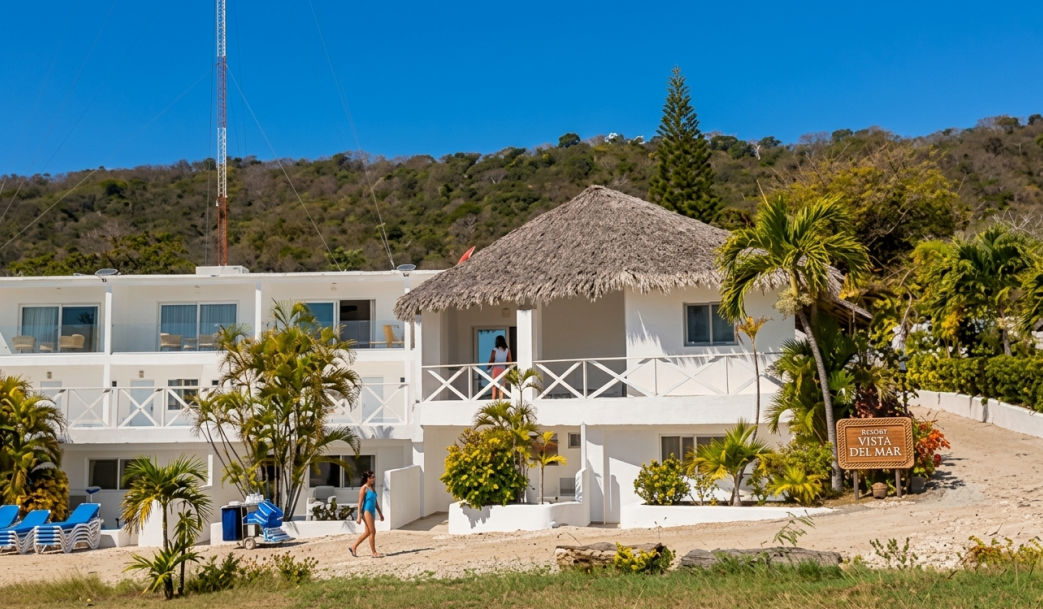 Fachada exterior del Hotel El Quemaito frente al mar en Barahona, República Dominicana, ideal para traslados desde el Aeropuerto de Punta Cana.