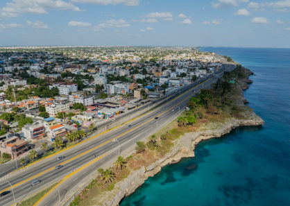 Vista de la vía y entorno cercano al Aeropuerto Internacional de Las Américas