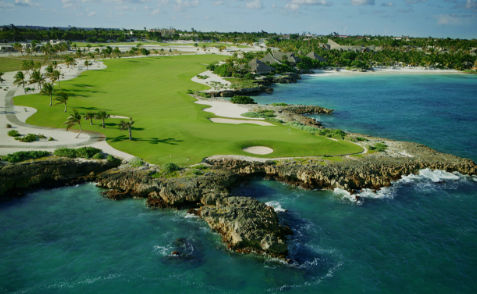 World-class golf courses in Punta Cana for private transfers with Taxi Dominicana