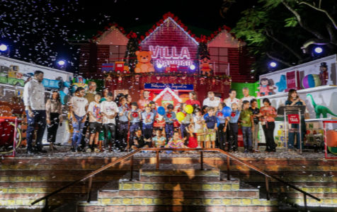 Calles vestidas de fiesta y decoraciones de navidad en Republica Dominicana