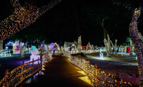 Decoración navideña e iluminación en el Malecón de Santo Domingo