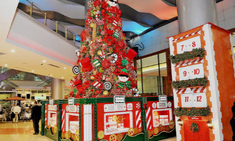 Decoracion navidena en el interior de la plaza comercial en Punta Cana