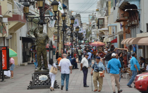 Personas saliendo a continuar la celebracion el 25 de diciembre en Santo Domingo