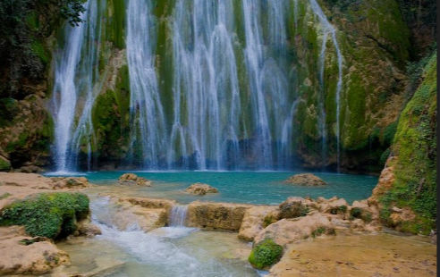 Espectacular cascada El Limon rodeada de vegetacion tropical en Samana