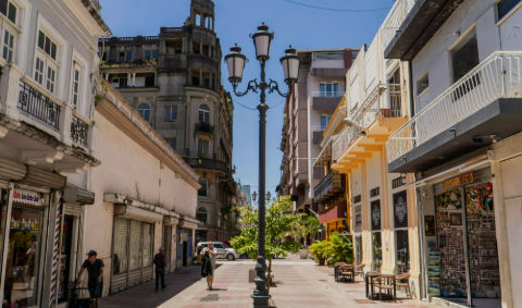 Calle El Conde decorada y con luces navidenas