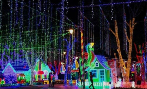 Christmas light displays outside shopping plazas in Santo Domingo