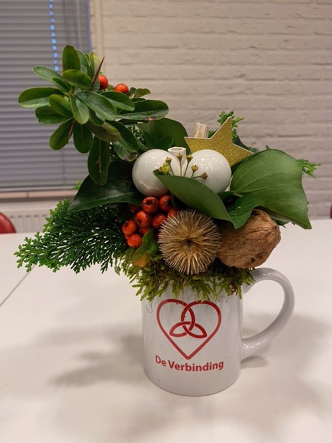 Kerststukje maken met een mok met eigen logo