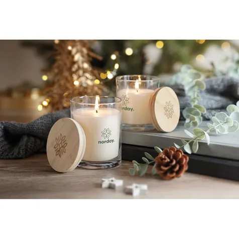 Geurkaars in glazen houder met bamboe deksel in een kartonnen giftkoker