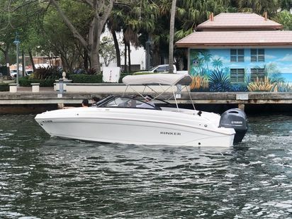 Speedboat Rinker Q3 · 2019 · Rinker Q3 (1)