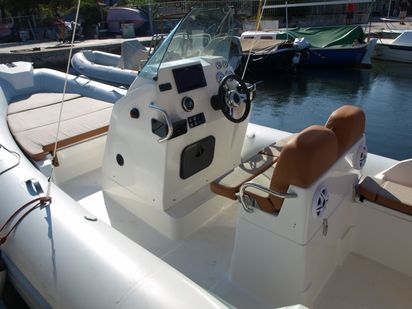 Bateau semi-rigide Zodiac NZO 680 BC/BG · 2022 · Medline 6.8 2022 (1)