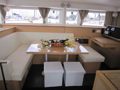 Catamaran Lagoon 400 S2 · 2015 · Emerald Seas (1)