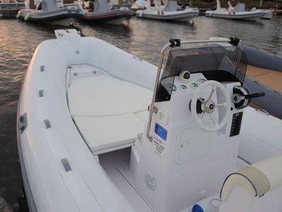 Bateau semi-rigide Predator 660 · 2018 (0)