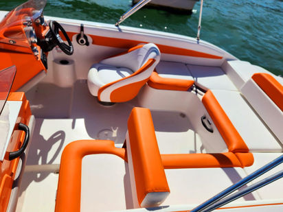 Hors-bord Bryant 210 Bowrider · 2017 (réarmé 2024) · Orange Odyssey (1)