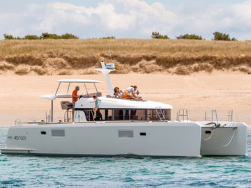 Catamarán a motor Lagoon Power 40 · 2016