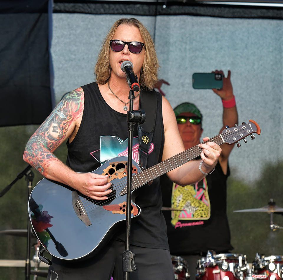 Dave Gray on Lead & Backing Vocals
