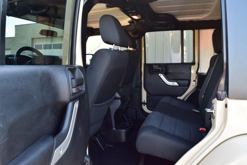 2011 Jeep Wrangler 4X4 UNLIMITED SAHARA-EDITION(OVER $5K UPGRADES)