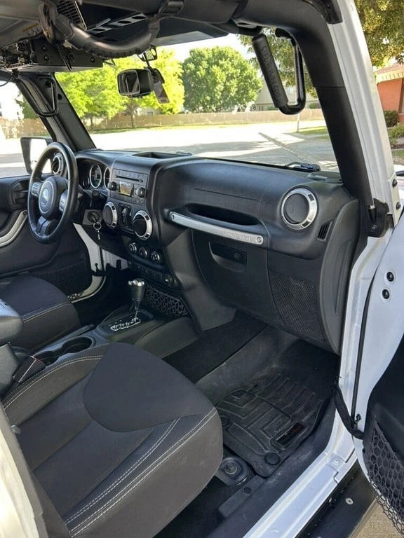 2015 Jeep Wrangler Unlimited Rubicon 4X4 SUV (stock Number 6222873)