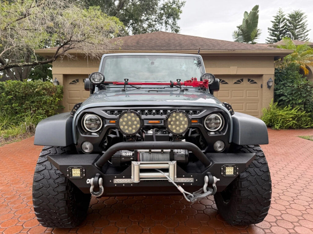 2015 Jeep Wrangler AUTo 4X4 V-6 Apple PLAY Bluetooth XM 35’s/12.50/18 LIFT Mint