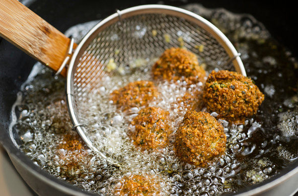 Menggoreng dengan minyak banyak
